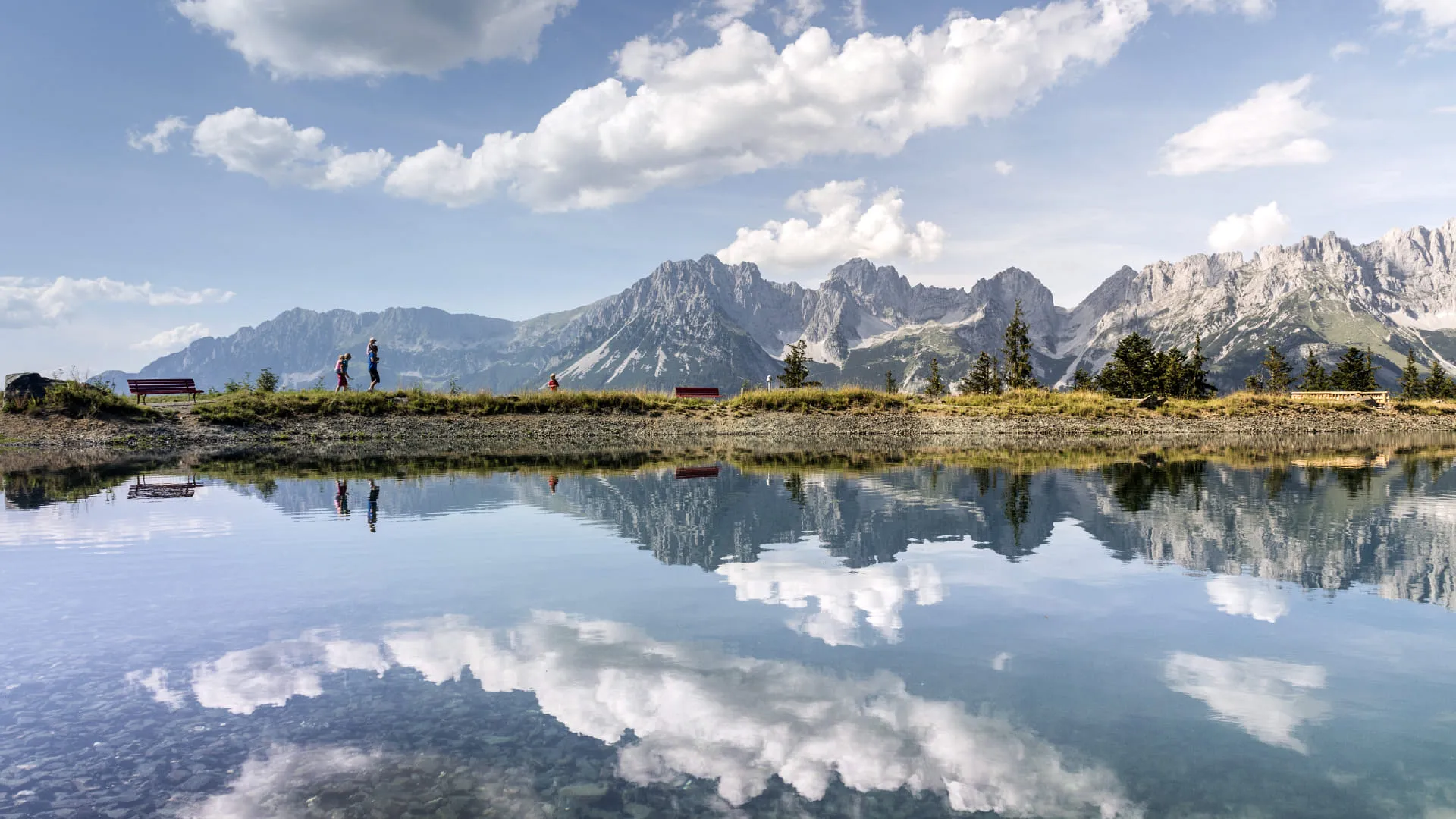 Landschaft mit Astbergsee, Bergen und Wolkenreflexion im Wasser