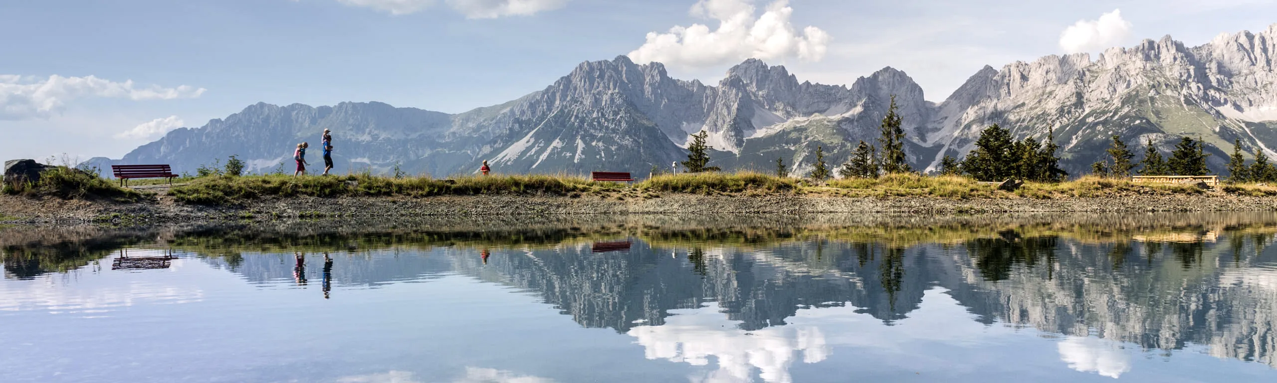 Blick auf den Astbergsee mit Bergen im Hintergrund.