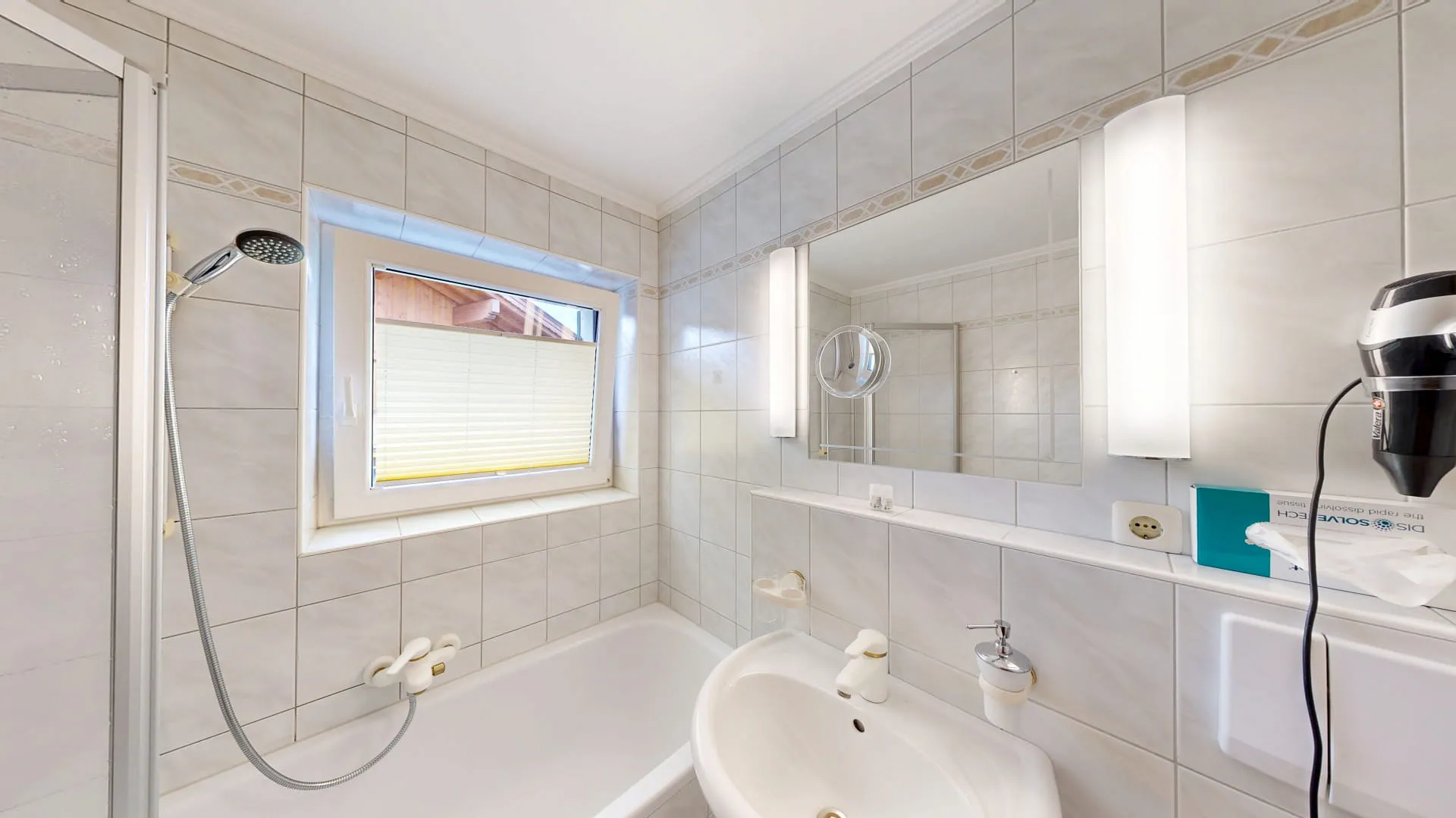 Helles Badezimmer mit Dusche und Badewanne, Fenster sichtbar.