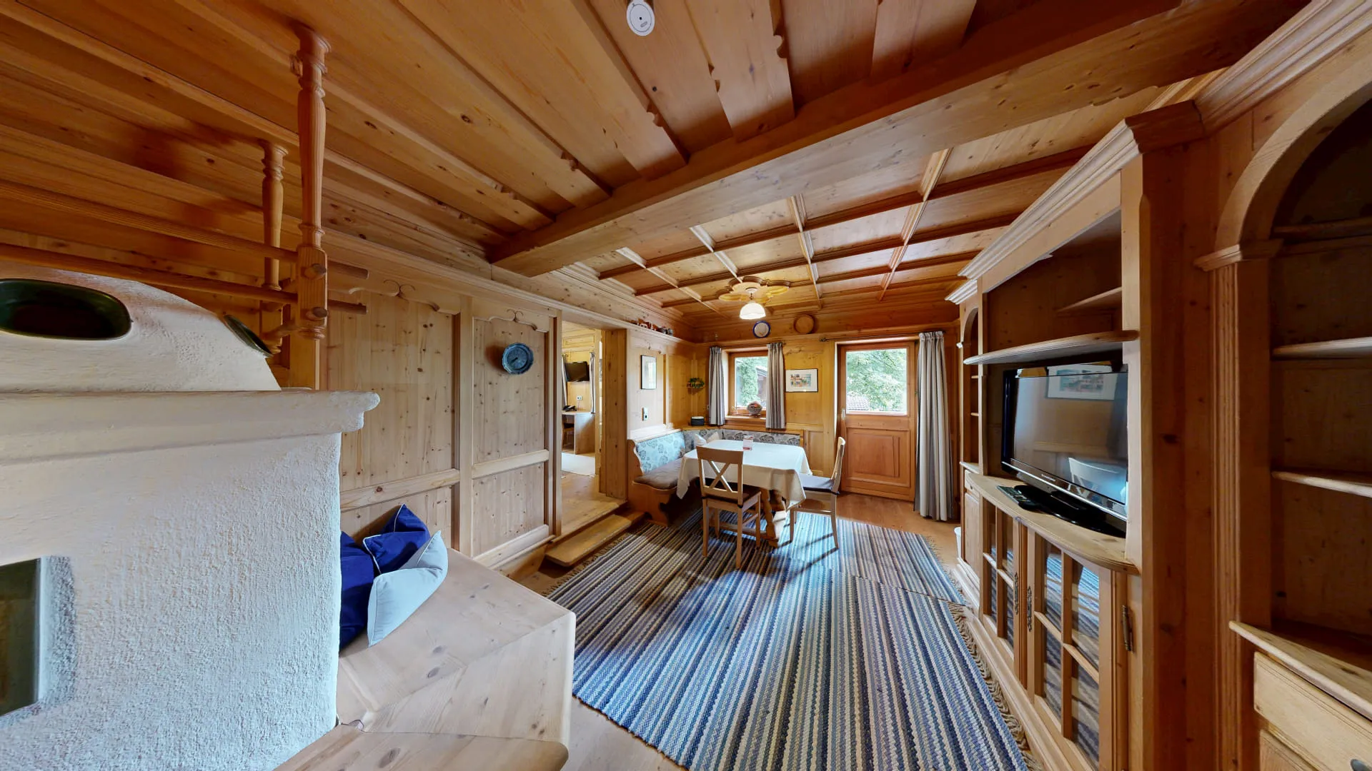 Holzinterieur mit Essbereich und Fenster