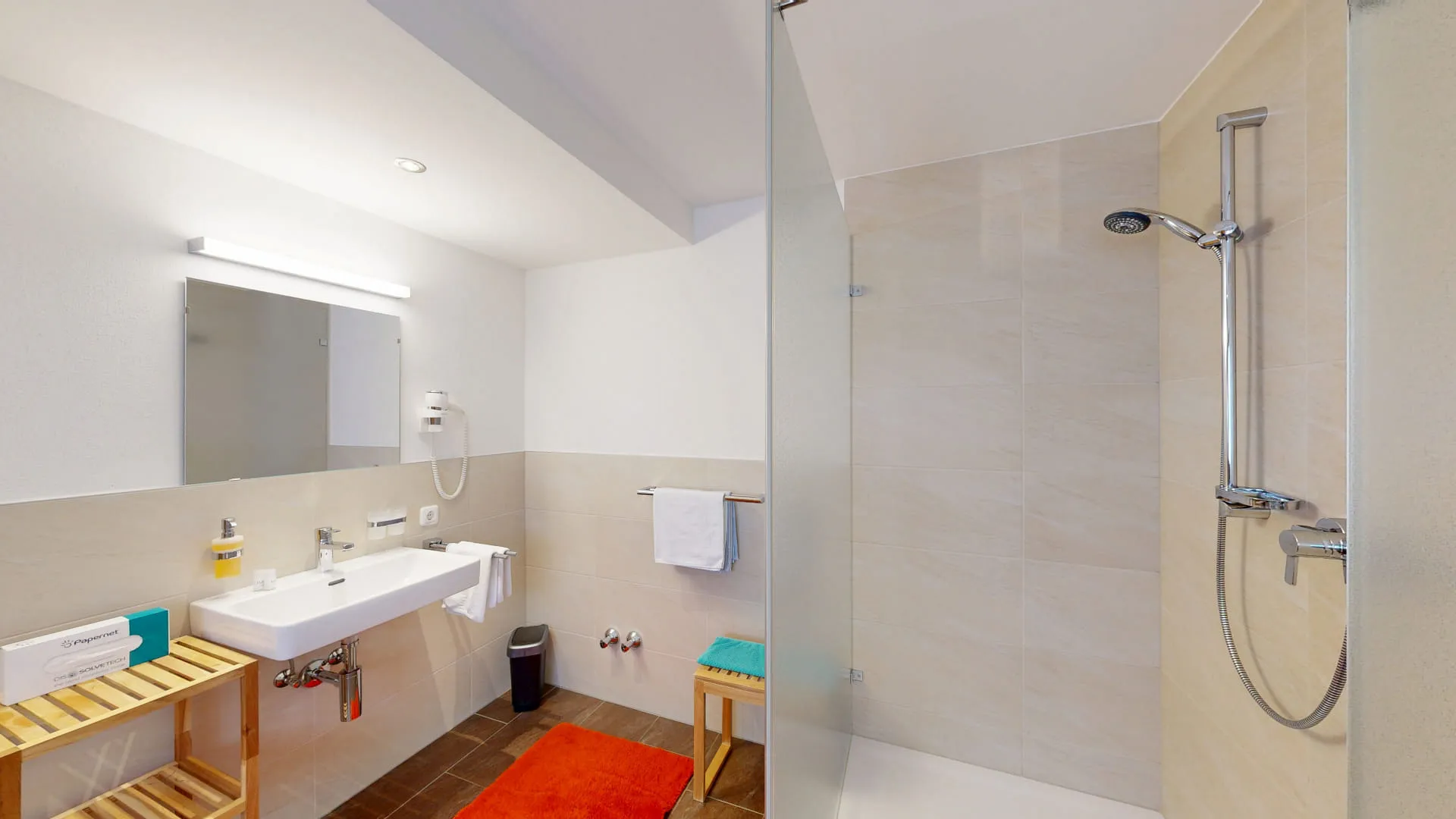  modernes Badezimmer mit Duschbereich und Spiegel
