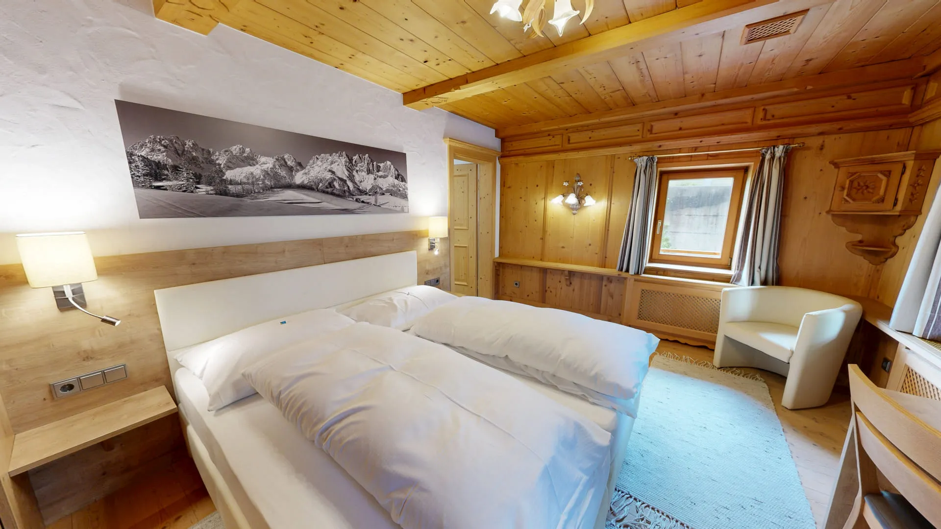 Helles Schlafzimmer mit Doppelbett und Holzdekor
