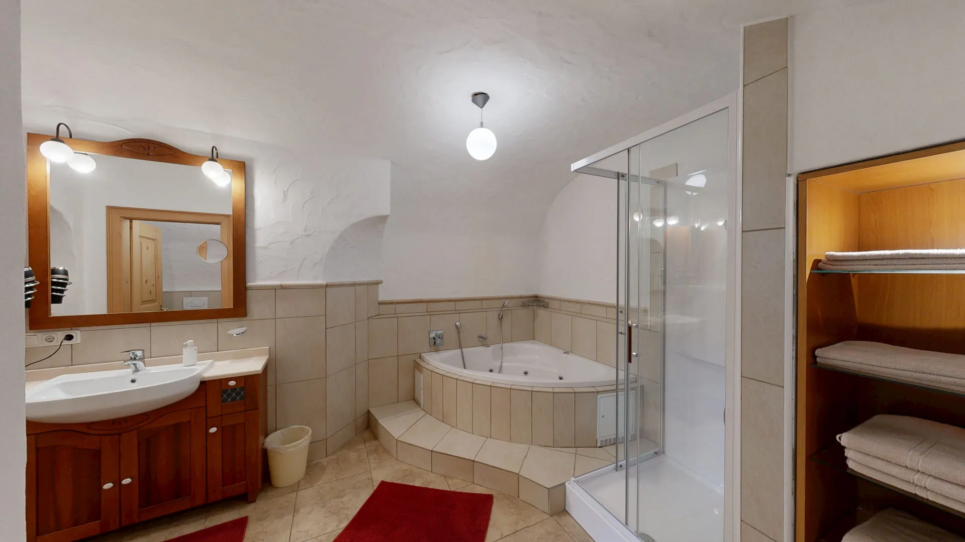 Badezimmer mit Dusche, Whirlpool und Holzregal