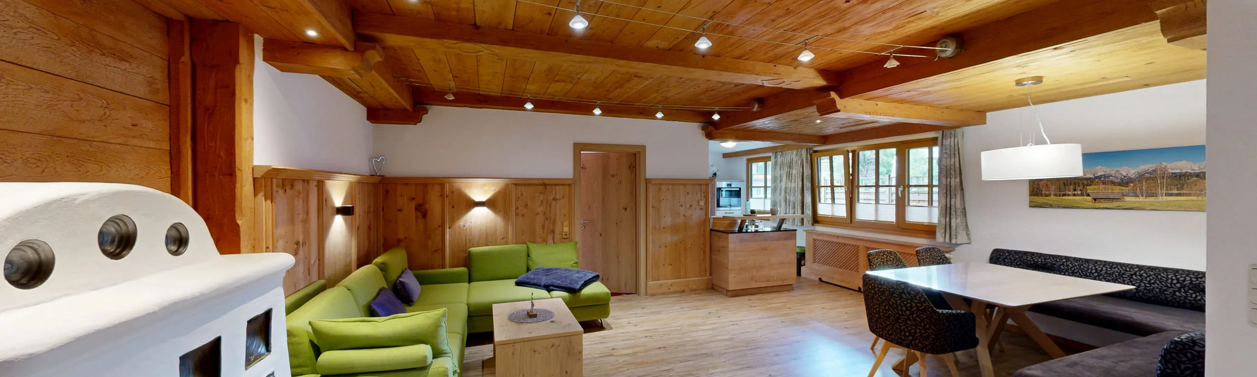 Heller Wohnraum mit Holzdecke und modernen Möbeln